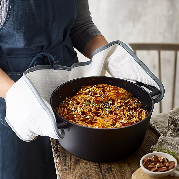 Lakeland Cast Aluminium Non-Stick Casserole 2.5 Litre 4 Lakeland Cast Aluminium Non-Stick Casserole 2.5 Litre - Image 2