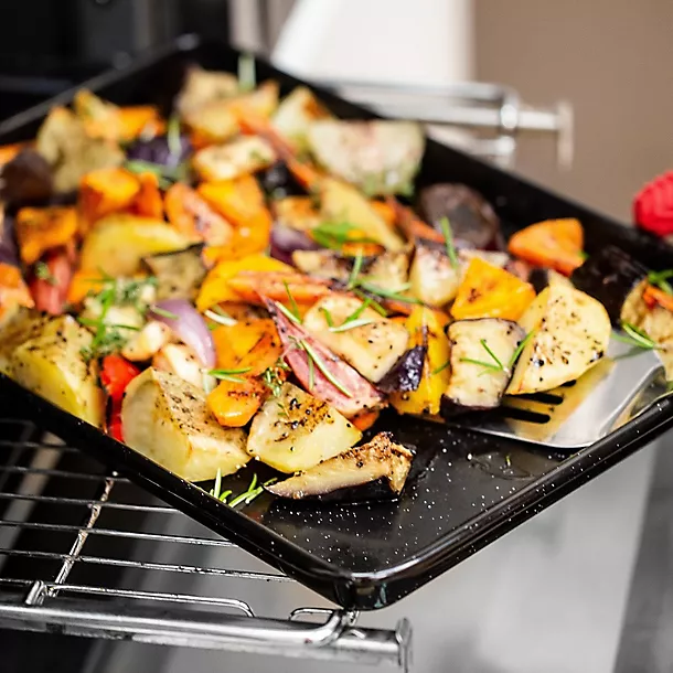 MasterClass Vitreous Enamel Large Baking Tray 4 MasterClass Vitreous Enamel Large Baking Tray - Image 2