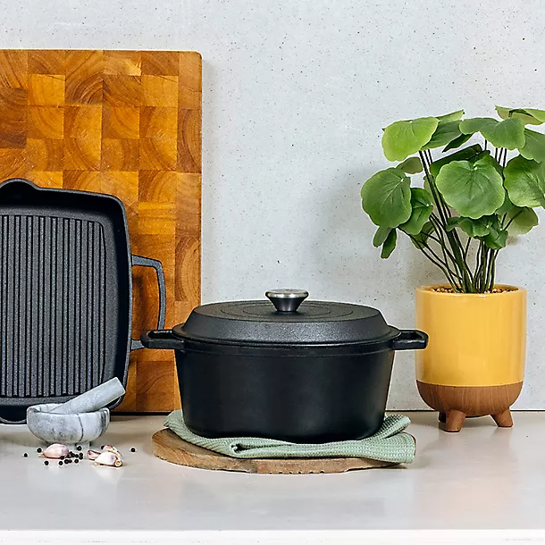 Prestige Nadiya Loves Cast Iron Lidded Casserole Dish 4.5 Litre 4 Prestige Nadiya Loves Cast Iron Lidded Casserole Dish 4.5 Litre - Image 2