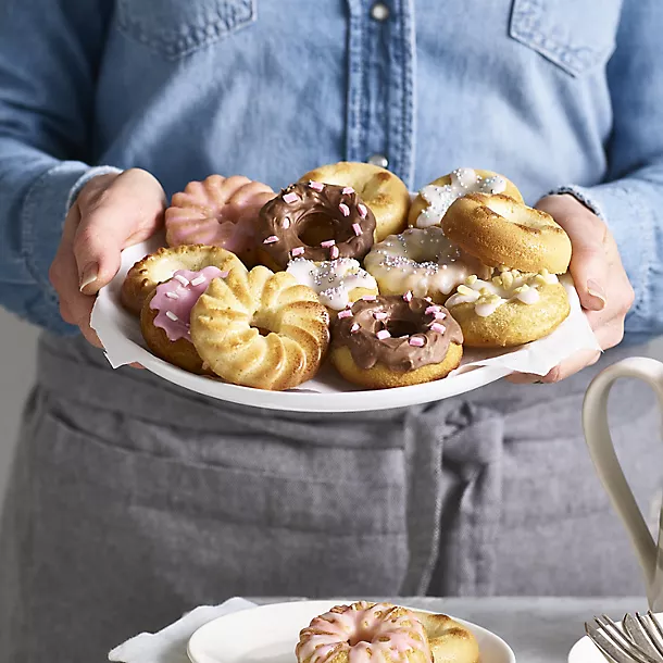 Lakeland Silicone 12 Hole Doughnut Mould 9 Lakeland Silicone 12 Hole Doughnut Mould - Image 7