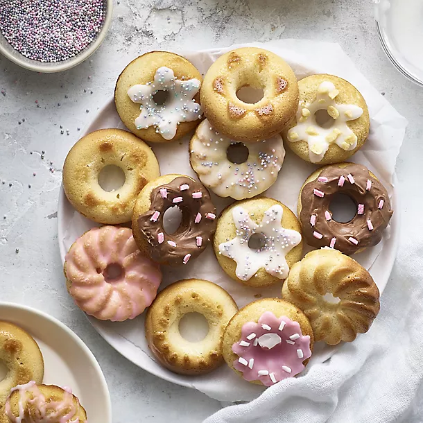 Lakeland Silicone 12 Hole Doughnut Mould 10 Lakeland Silicone 12 Hole Doughnut Mould - Image 8