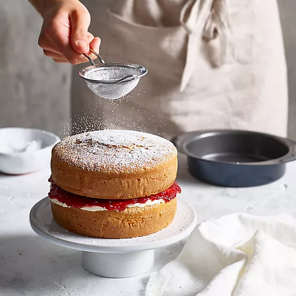 Lakeland 18cm Loose-Based Round Sandwich Tin Duo 5 Lakeland 18cm Loose-Based Round Sandwich Tin Duo - Image 3