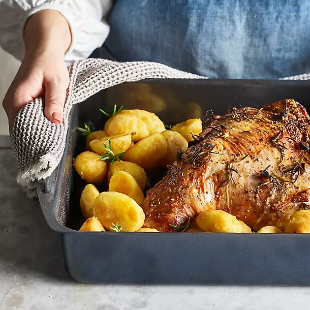 Lakeland Large Roasting Tin With Pouring Lip 4 Lakeland Large Roasting Tin With Pouring Lip - Image 2