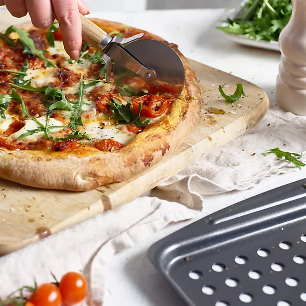 Lakeland Pizza Crisper 4 Lakeland Pizza Crisper - Image 2